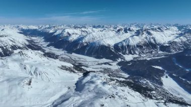 Kereviz ve Aziz Moritz arasındaki Bernina Vadisi 'nin İsviçre Alpleri' ndeki hava aracı görüntüleri. Donmuş Göl ve İngiltere Havaalanı.