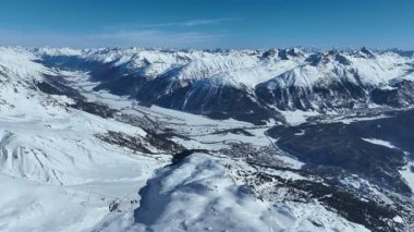 Kayak merkezindeki iskemle kaldırma ile karlı dağ kış ormanı üzerinde hava manzarası. Kayak asansörlü teleferik, İHA 'dan aşağı. Karlı kış manzarası. Açık havada kayak sporu..