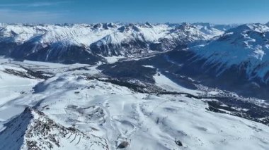İsviçre Alplerinde bir kış günü Saint Moritz kayak köyü ve göl insansız hava aracı görüntüleri. Avrupa 'nın en yüksek havalimanı Samedan' da, İngiltere 'nin yukarısında.