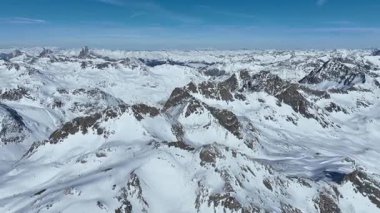 İsviçre 'deki kayak merkezindeki karlı dağların manzarası.