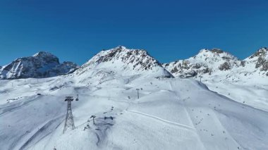Güzel dağ sıraları, ilham veren kar manzarası, kayakçıların ve snowboardcuların insansız hava aracı görüntüleri, Saint Moritz 'de Piz Nair ile birlikte kar dağı manzarası..