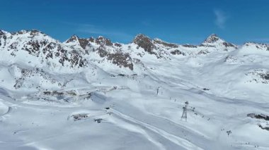 Kereviz kayak merkezi Engadin 'de kışın bir kayak pistinin insansız hava aracı görüntüsü. Sandalye kaldırma, insanları kayak pistlerine taşıma..