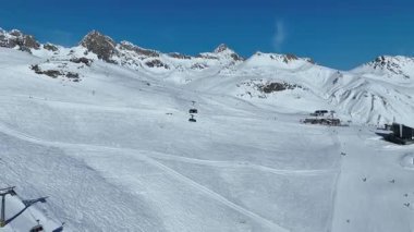 Saint 'deki Engadin kayak merkezinde teleferik gezisi. Moritz. Gondol Piz Nair tepesine yükseliyor. İsviçre 'nin güzel doğası.