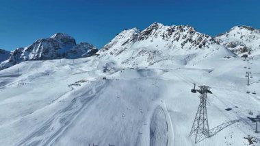Engadin kayak merkezindeki Gondol. Kar Dağı yamacındaki Ski Resort St. Moritz 'de teleferik kaldırma, Top Aerial Manzarası.