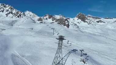 Kayaklı ve Snowboard 'lu insanlar Alp disiplini kayak merkezi Saint Moritz' de sandalye kaldırmada tepeye çıkıyorlar..