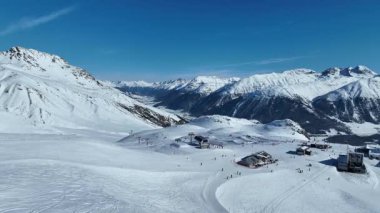 Bulutlu karlı dağ tepesi vadisinde hava manzarası, teleferik kaldırma. Dağ kış ormanı. Kışın turist teleferiği. Kışın yüksek irtifa gondolu. Kayak merkezi.