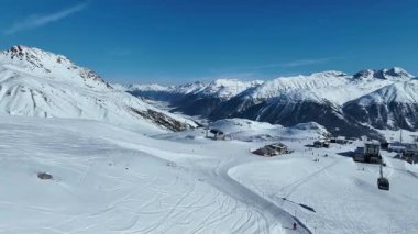 Kablolu teleferik Corviglia kayak alanındaki istasyondan başlıyor. İsviçre 'nin Upper Engadine kentindeki kış sporları merkezi Kerevina-Schlarigna. Kros ve kayak alanı Corviglia.