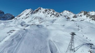 İsviçre 'de kış mevsiminde Piz Nair Tepesi' nin havadan görünüşü. Teleferik zirve istasyonuna ulaşıyor. İsviçre 'deki karlı Alpler manzarası.