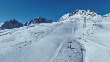 Dağlardaki muhteşem kış manzarası - İsviçre Alpleri - seyahat fotoğrafçılığı.