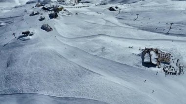 St. Moritz, İsviçre 'deki Corviglia pistinde kayakçılar..
