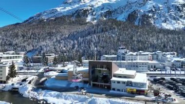 St. Moritz, SWitrezland, 4 Şubat 2025, St. Moritz Kötü İstasyonu 'na pembe teleferik geldi. Engadin Kayak Tesisi 'ndeki kayak kabini..