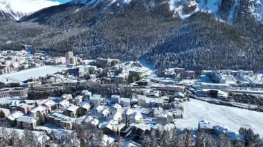 Saint Moritz 'de teleferik sinyali aldık. Engadin kayak merkezi St Moritz 'de karla kaplı dağlar.