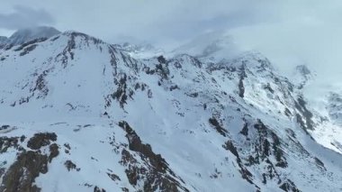 İsviçre 'deki Zermatt' taki Rothorn dağ istasyonunun hava görüntüsü..