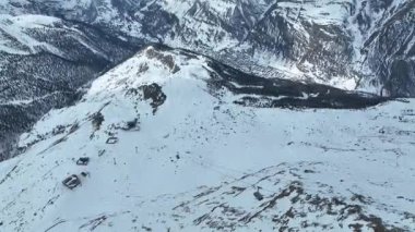 İsviçre 'deki Zermatt' taki Blauherd dağ teleferik istasyonunun hava görüntüsü..