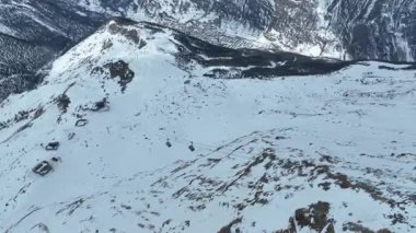 Güneşli bir yaz gününde Blauherd İstasyonu 'ndan Rothorn Paradise' a giden bir teleferik Zermatt, Valais, İsviçre 'de mavi gökyüzünün altında duran görkemli Matterhorn dağı..