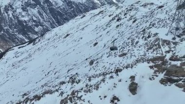 İsviçre Alplerinde bir teleferik Rothorn dağının zirvesine doğru yol alıyor..
