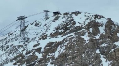 Blauherd istasyonundan Rothorn 'un zirvesine yolcu taşıyan Blauherd teleferiğinin görüntüsü..
