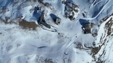 İsviçre 'nin Zermatt kayak merkezinde kayak yapan insanlar. Teleferikler Schwarzsee istasyonundan geçiyor. İHA 'dan yukarıdaki görüntüler.