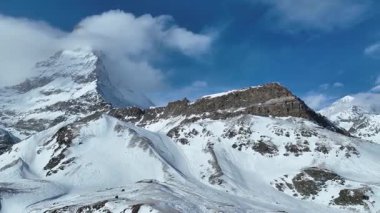 Zermatt Matterhorn Mavi gökyüzü ile güzel drone görüntüsü.