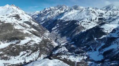Teleferikten Matterhorn 'un buzul cennetine güzel bir manzara. Arka planda Matterhorn, İsviçre' de Zermatt..