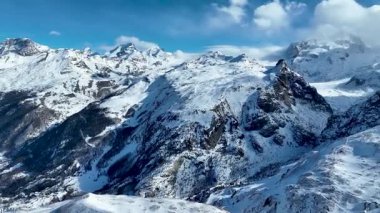 Pennine Alpleri 'ndeki Gornergrat ve Breithorn dağlarının arka planda demiryolu istasyonu karla kaplı manzaralı manzarası. Zermatt, İsviçre