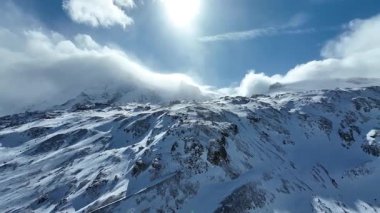 Zermatt kayağı üzerindeki hava görüntüleri Klein Matterhorn yakınlarında. Arka planda Breithorn zirvesi. Valais, İsviçre.