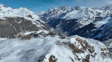 İsviçre 'de Zermatt' tan Klein Matterhorn 'a Trockener Steg dağ istasyonu üzerinden kablolu araba. Kablolu araba istasyonu Schwarzsee.