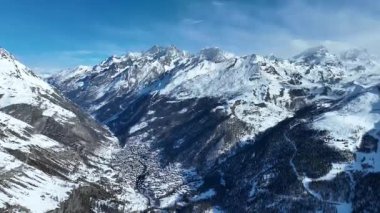 Zermatt, İsviçre 'nin İHA Çekimi, Matterhorn Dağı' nın Altındaki Vadi 'deki Kar Kaplama Kasaba Binası, Alpler.