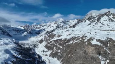 Kış Günü 'nde Matterhorn Dağı. İsviçre Alpleri. Kar yağışlı İsviçre. Hava görüntüsü. Orta boy shot. Drone Geriye Uçuyor.