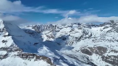 İsviçre hava görüntüleri. Lauterbrunnens çağlayan şelaleler. Murrens 'in Zermatt Mattterhorn Dağı' na özgü cazibesi. İsviçre Alplerinin 4K dronu. Alp çayırları, derin vadiler ve kar tepeleri.