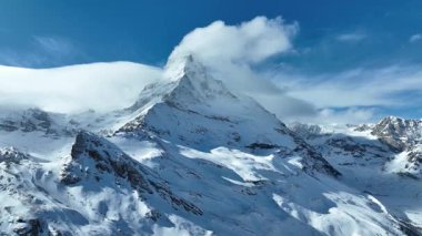 İsviçre, Pennine Alplerindeki Matterhorn dağının insansız hava aracı görüntüsü.