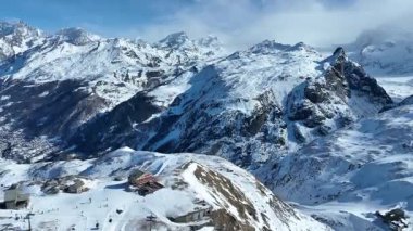 Teleferikten Matterhorn 'un buzul cennetine güzel bir manzara. Arka planda Matterhorn, İsviçre' de Zermatt..
