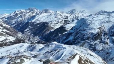 İsviçre Alplerindeki Zermatt Oteli 'nin insansız hava aracı. Kayak ve kış sezonu İsviçre ve Avrupa 'da şiddetli kar yağışı ile başladı..