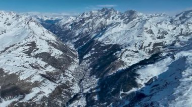 İsviçre Alplerindeki Zermatt Oteli 'nin insansız hava aracı. Kayak ve kış sezonu İsviçre ve Avrupa 'da şiddetli kar yağışı ile başladı..