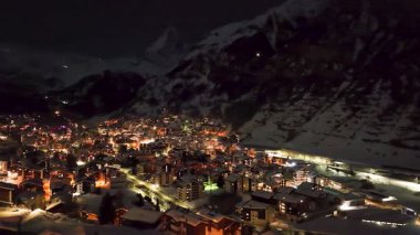 Gece İsviçre 'de arka planda Vadi' nin Zermatt ve Matterhorn Tepesi 'nin hava manzarası var. Parlak ışıklarla. Arabasız büyülü bir İsviçre kasabası.