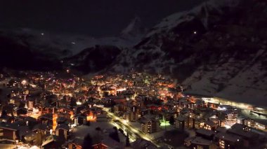 Geceleri İsviçre 'de Zermatt. Kış mevsiminde çekildi.