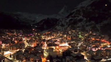 Zermatt köyünde güzel bir gece. Matterhorn uçurumu ufukta görünüyor. Güzel gece gökyüzü.