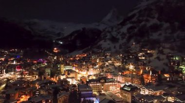 İsviçre 'deki Zermatt kayak merkezinin gece görüşü..