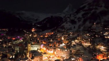 İsviçre 'deki Zermatt kayak merkezinin gece görüşü..