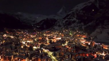 Zermatt, İsviçre Alp Köyü Şafak vakti Matterhorn ile.
