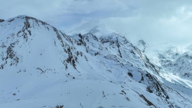 Bulutlardaki dağ zirveleri. Sisli dağ zirveleri. karlı zirveler.