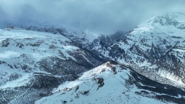 İsviçre Alpleri, Valais, İsviçre 'de kış mevsimiyle ünlü küçük bir kasaba olan Zermatt' ın hava manzarası. Zermatt 'la kaplı tepelerdeki İsviçre evleri.