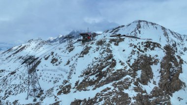 Blauhorn-Rothorn teleferiği Rothorn istasyonundan ayrılıyor..