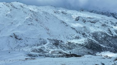 İsviçre Alpleri, Valais, İsviçre 'de kış mevsimiyle ünlü küçük bir kasaba olan Zermatt' ın hava manzarası. Zermatt 'la kaplı tepelerdeki İsviçre evleri.