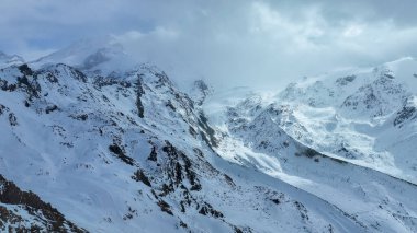 Bulutlardaki dağ zirveleri. Sisli dağ zirveleri. karlı zirveler.