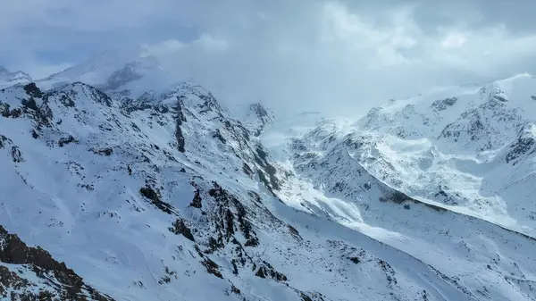 Bulutlardaki dağ zirveleri. Sisli dağ zirveleri. karlı zirveler.