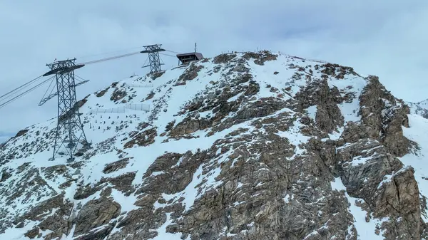 İsviçre Alplerinde bir teleferik istasyonu. Rothorn Dağı tepesi.
