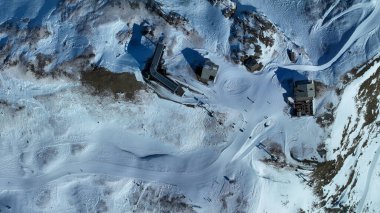 Zermatt kayak merkezindeki Schwarzsee teleferik istasyonu. Kayak asansörlü teleferik, İHA 'dan aşağı. Karla kaplı ağaçlarla kaplı kış manzarası. Açık havada kayak sporu..