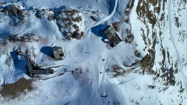 Schwarzsee teleferik istasyonu, Zermatt 'ın çevresindeki bir manzara. Yukarıdan drone atışı.
