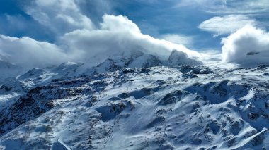 Pennine Alpleri 'ndeki Gornergrat ve Breithorn dağlarının arka planda demiryolu istasyonu karla kaplı manzaralı manzarası. Zermatt, İsviçre